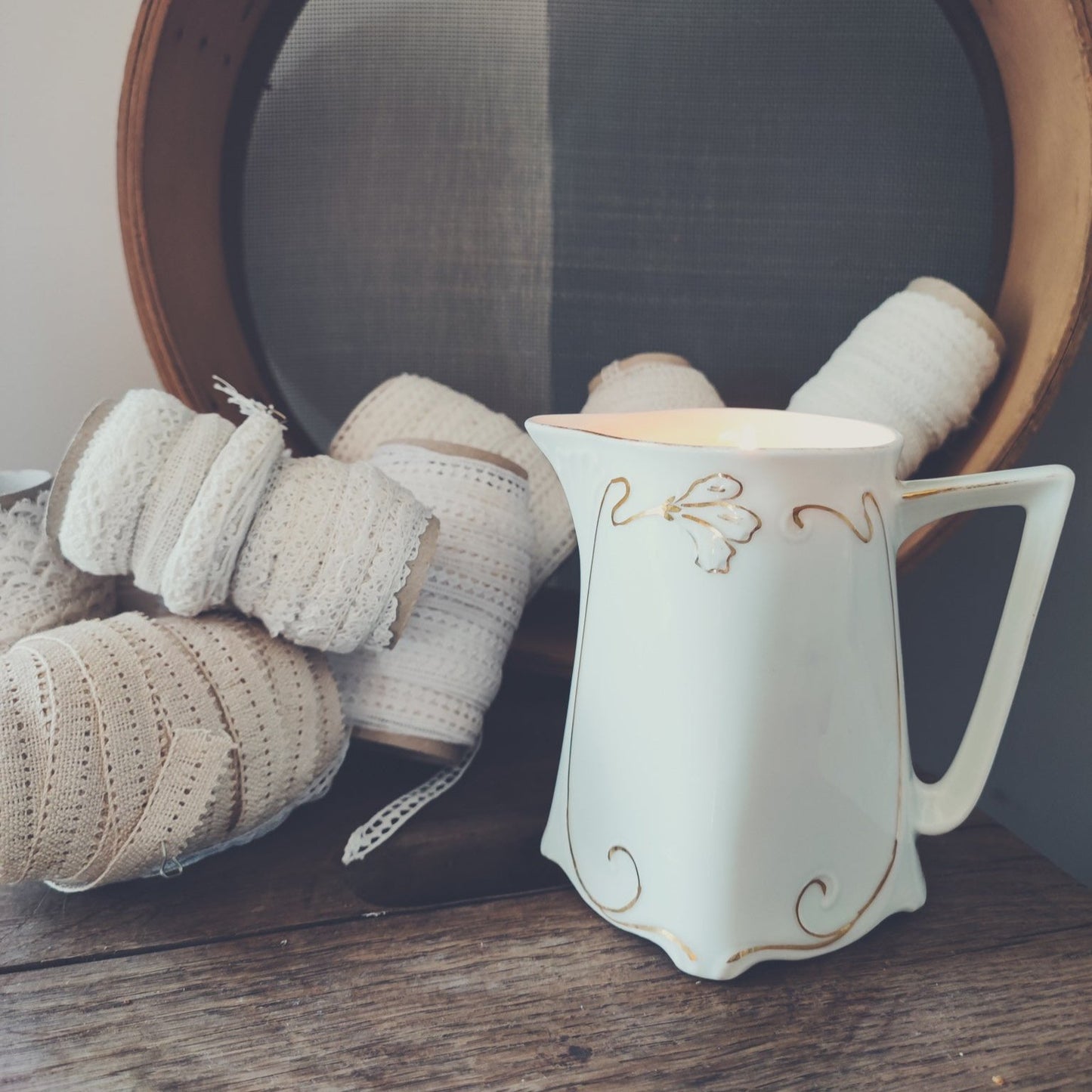 Pot à lait au décor doré