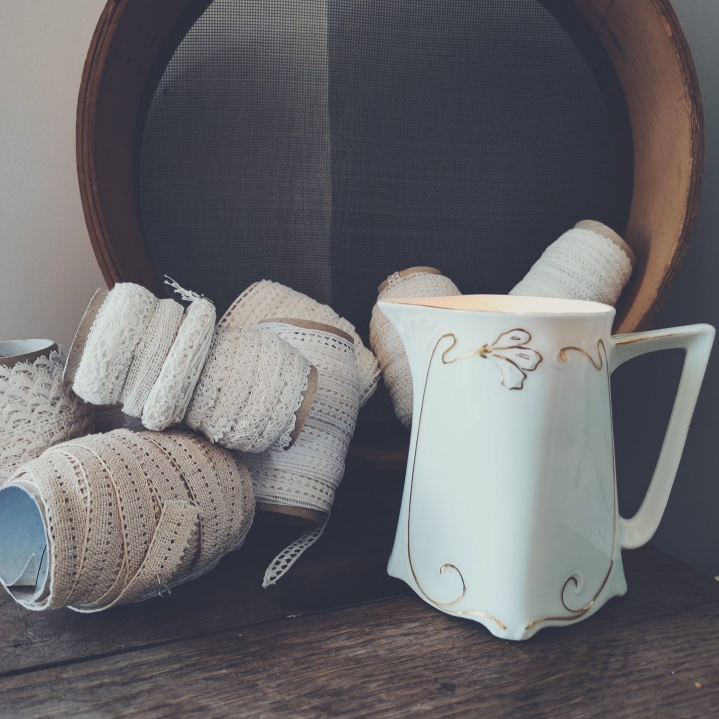 Pot à lait au décor doré