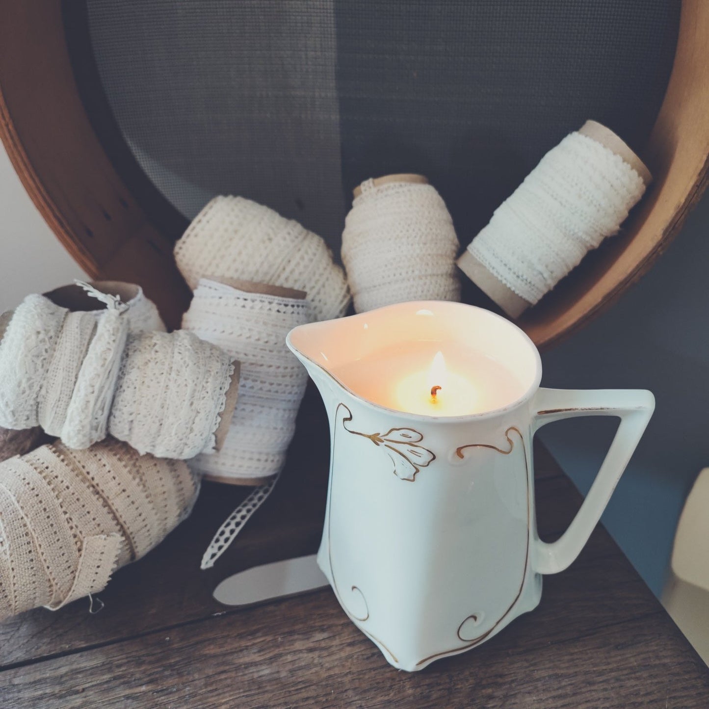 Pot à lait au décor doré