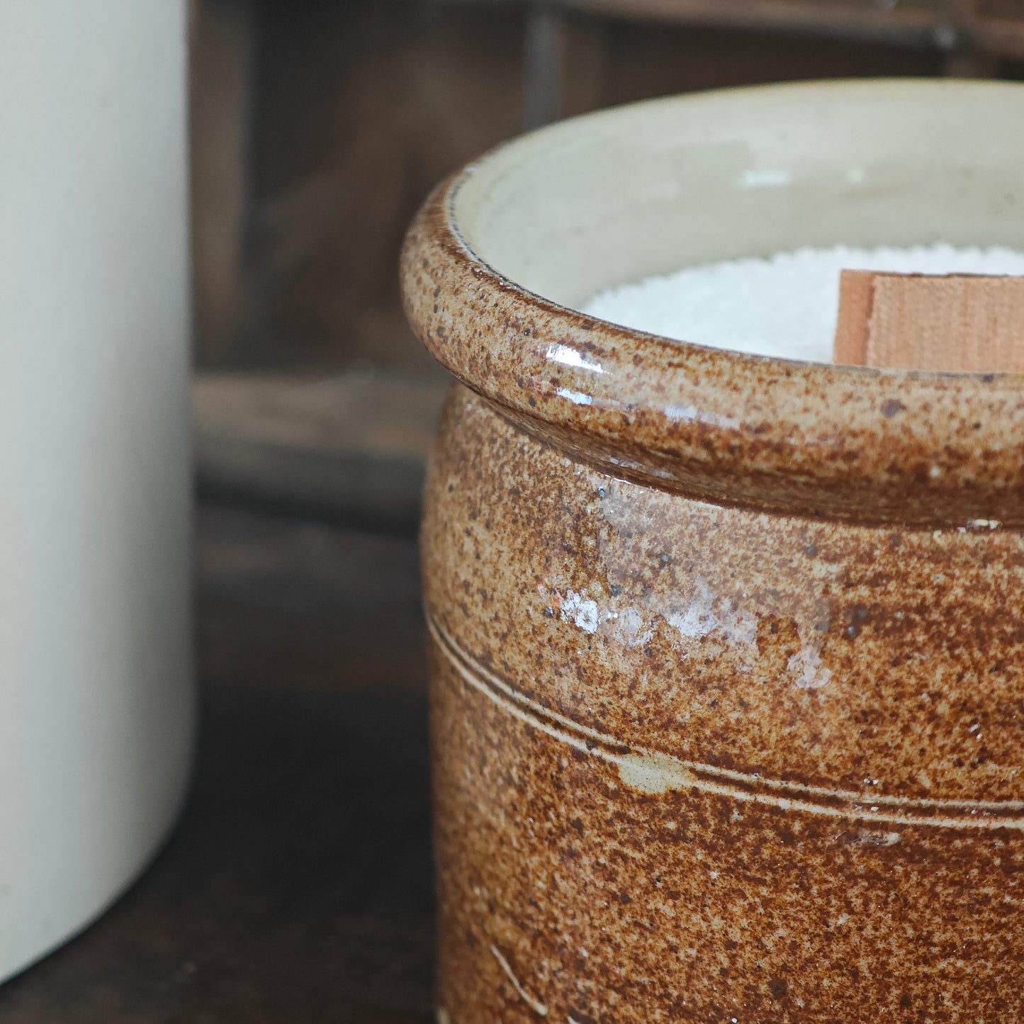 Pot ancien brun tacheté